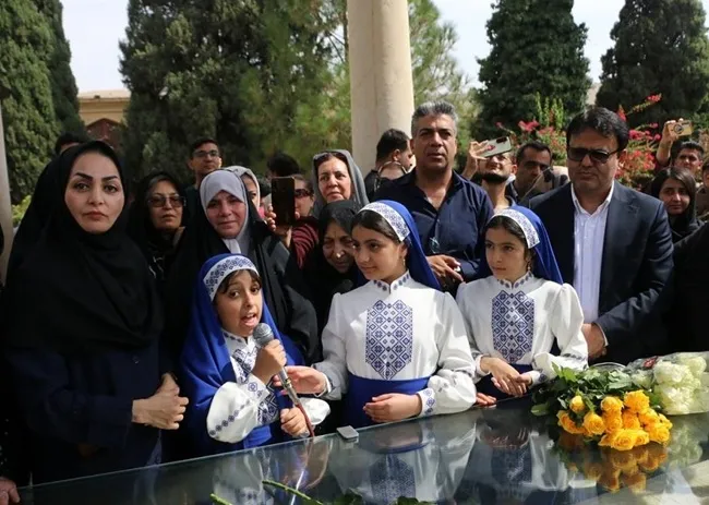 آرامگاه خواجه حافظ شیرازی گلباران شد