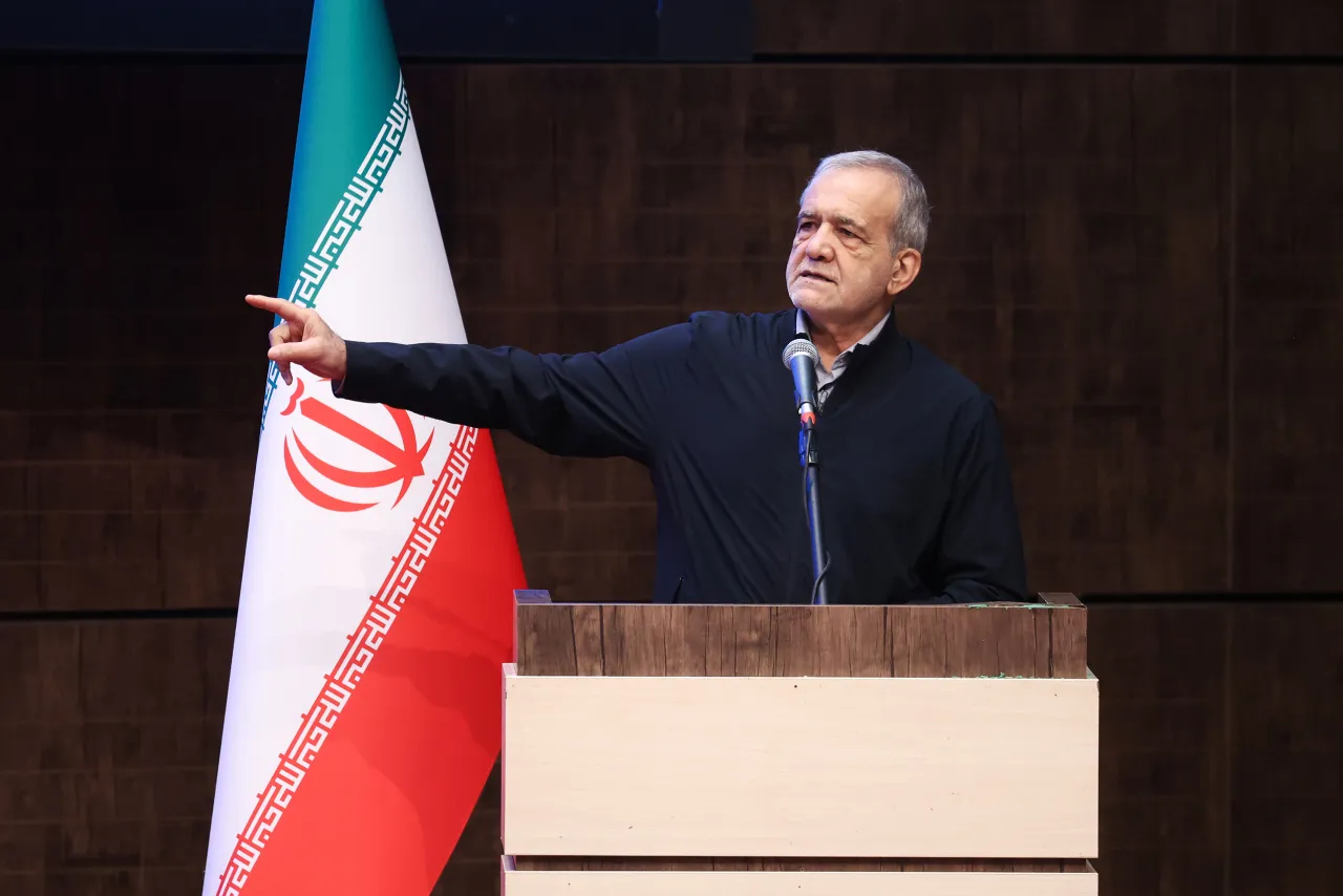 خدمت در نظام سلامت باید فارغ از هرگونه تبعیض و بر پایه عدالت و کرامت انسانی انجام شود