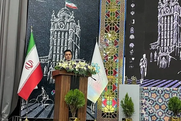 تئاتر خیابانی به تقویت نشاط اجتماعی و پویایی شهری کمک میکند