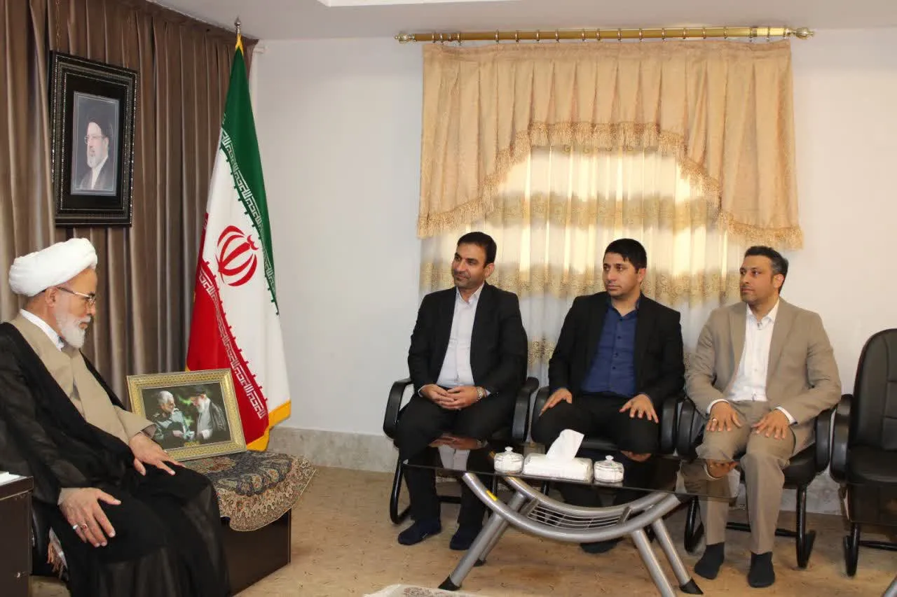 هیئت مدیرتی اداره ثبت اسناد و املاک کرمانشاه با امام جمعه استان کرمانشاه دیدار کردند