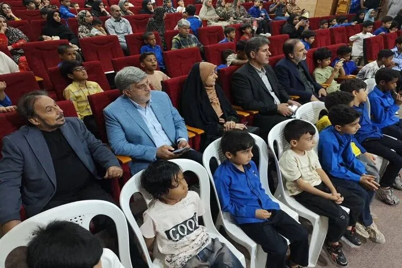 معاون وزیر ارشاد به تماشای نمایش هنرمندان مینابی نشست