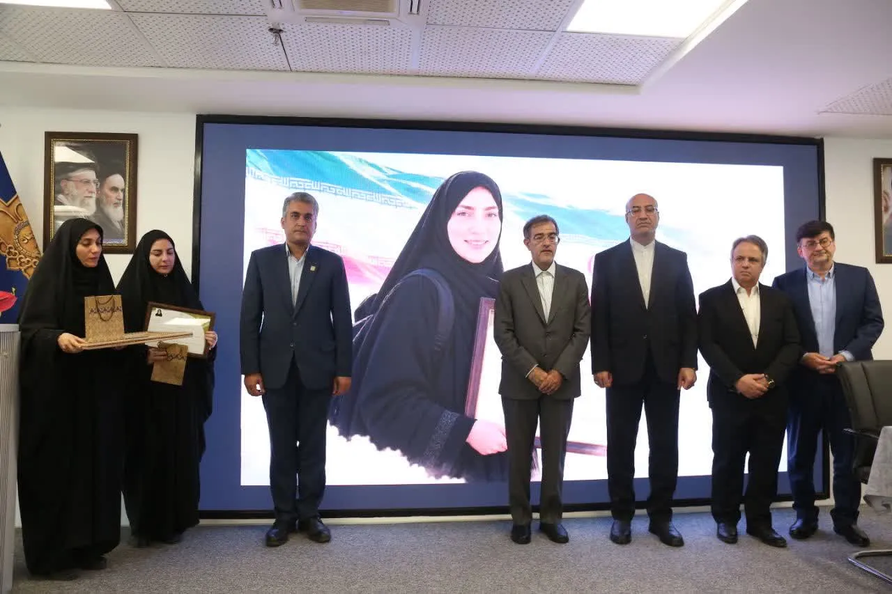 تجلیل استاندار کرمانشاه و رئیس جهاد دانشگاهی کشور  از خانواده شهیده مریم کهریزی