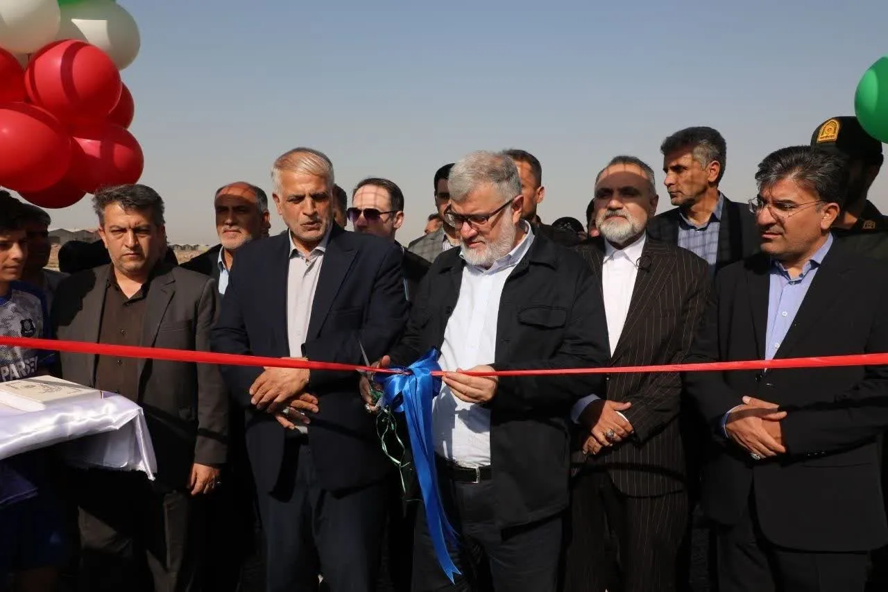 زمین چمن مصنوعی شهر فرون آباد با حضور استاندار تهران افتتاح شد
