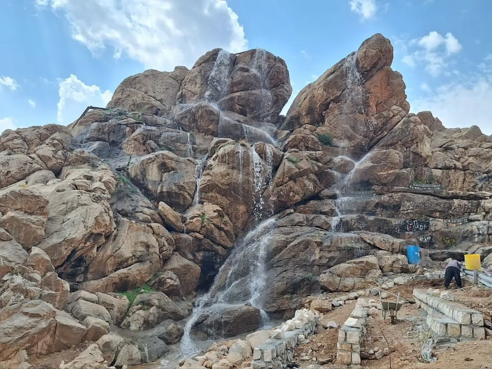 آبشار مصنوعی پارک شرقی طاق‌بستان در مراحل پایانی ساخت