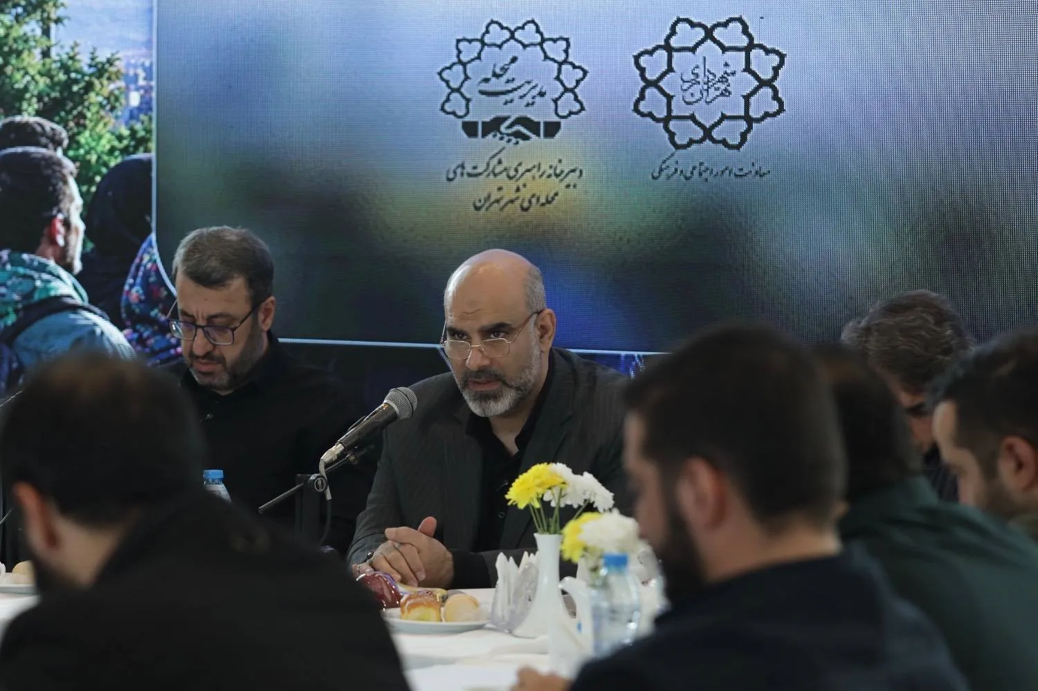 نسل چهارم مردمی‌سازی، ترکیبی از ساختارهای سنتی و شبکه‌سازی در فضای مجازی است