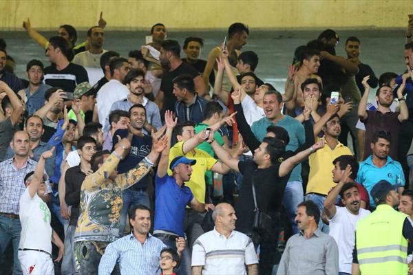                         تشويق منصوريان توسط هواداران تيم ليگ برتري