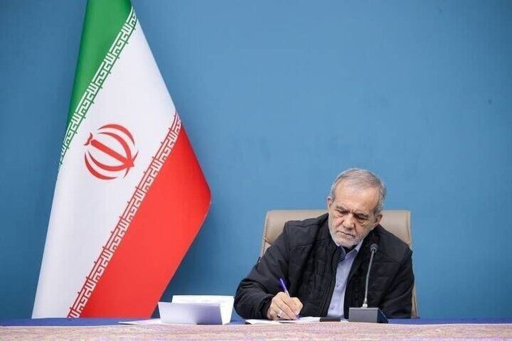 پزشکیان: شگفتی‌های میدان دفاع از کشور را مدیون درس ایران‌دوستی معلمان هستیم