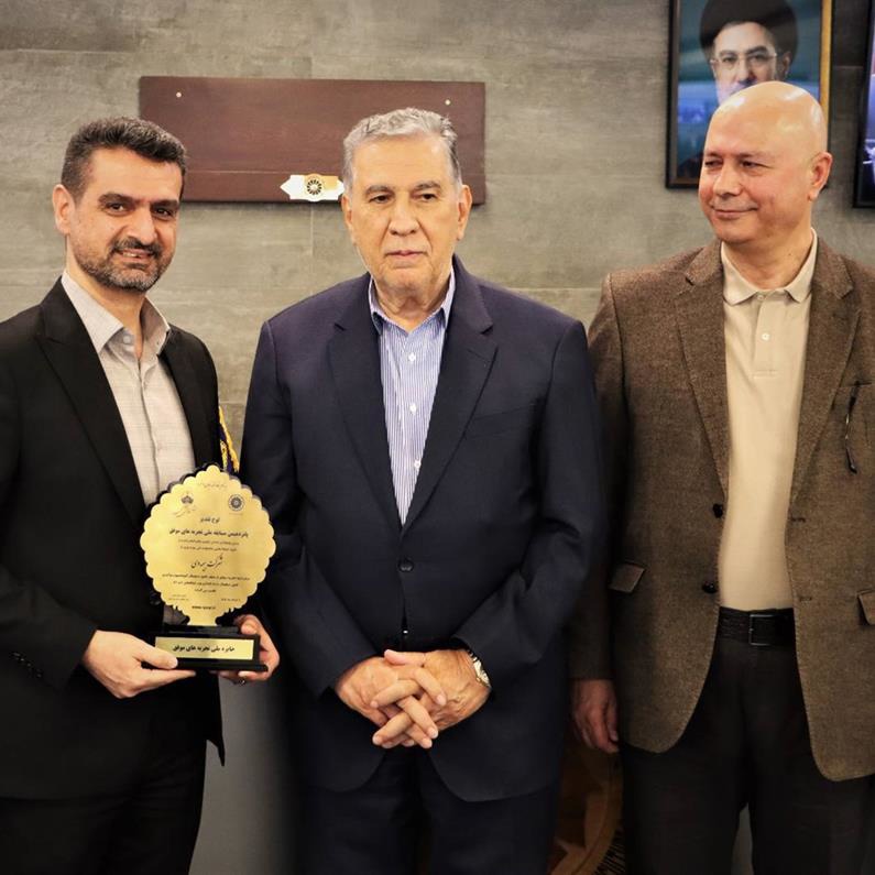 نشان افتخار جشنواره ملي بهره‌وري براي «دي‌دار»/ بيمه دي بر سکوي نخست تحول ديجيتال