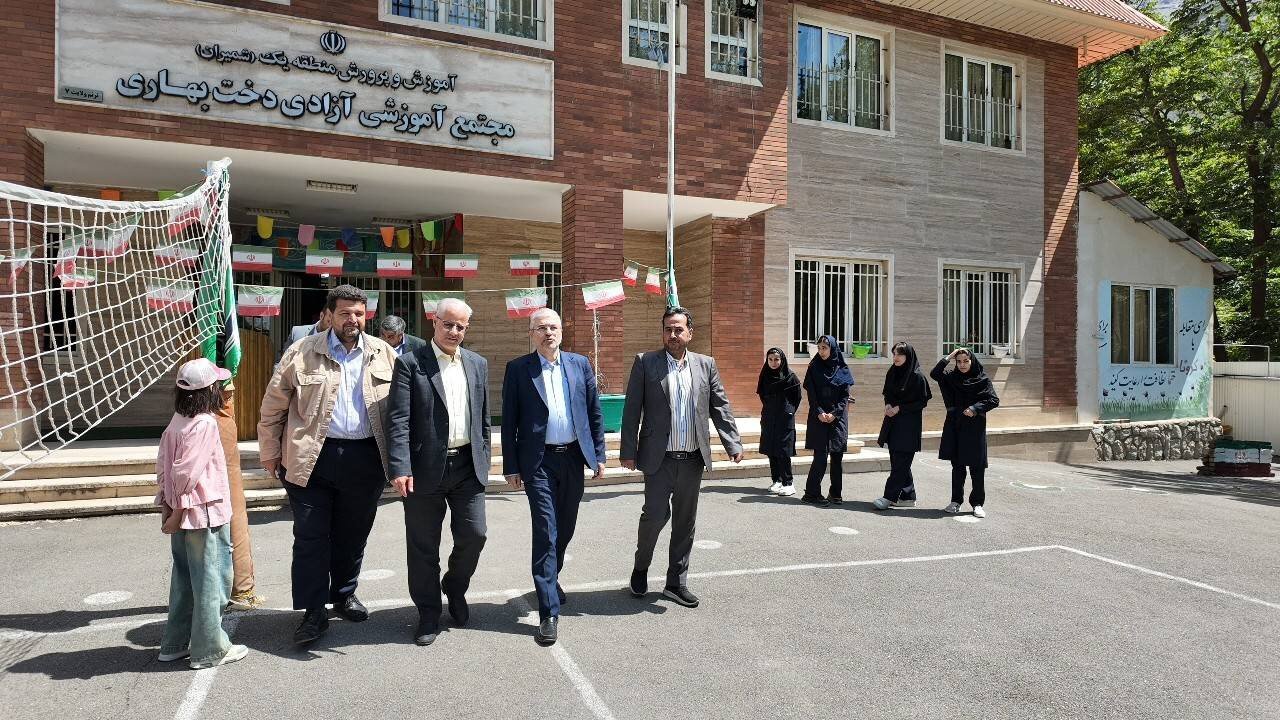 فلسفی از مدرسه آزادی‌دخت بهاری اوشان بازدید کرد/پیگیری راه‌اندازی پایه یازدهم در دستور کار قرار گرفت