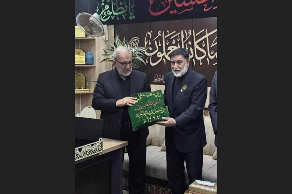اهدای پرچم گنبد حرم امام حسین(ع) برای بدرقه رهبر شهید