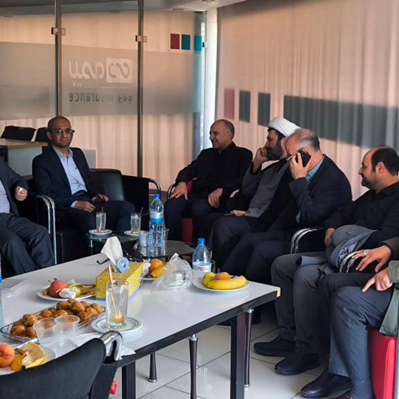 مديرعامل بيمه دي با حضور در منزل شهيد جنگ رمضان در قم: تکريم خانواده هاي معظم شهدا و ارتقاي کيفيت  خدمات درماني به جامعه ايثارگري وظيفه و افتخار ما است