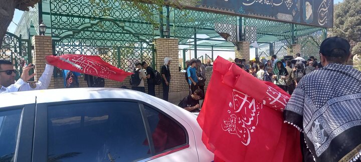 توزيع محصولات فرهنگي موکب «محبان الرضا(ع)» منطقه 22 در پايانه مرزي خسروي