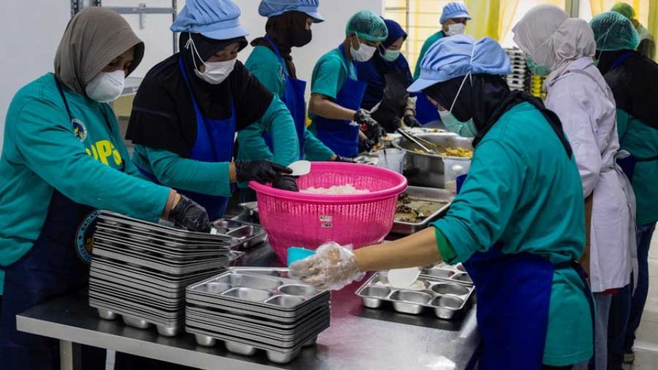 Nearly 900 free meals kitchens shut in Indonesia under new chief’s overhaul