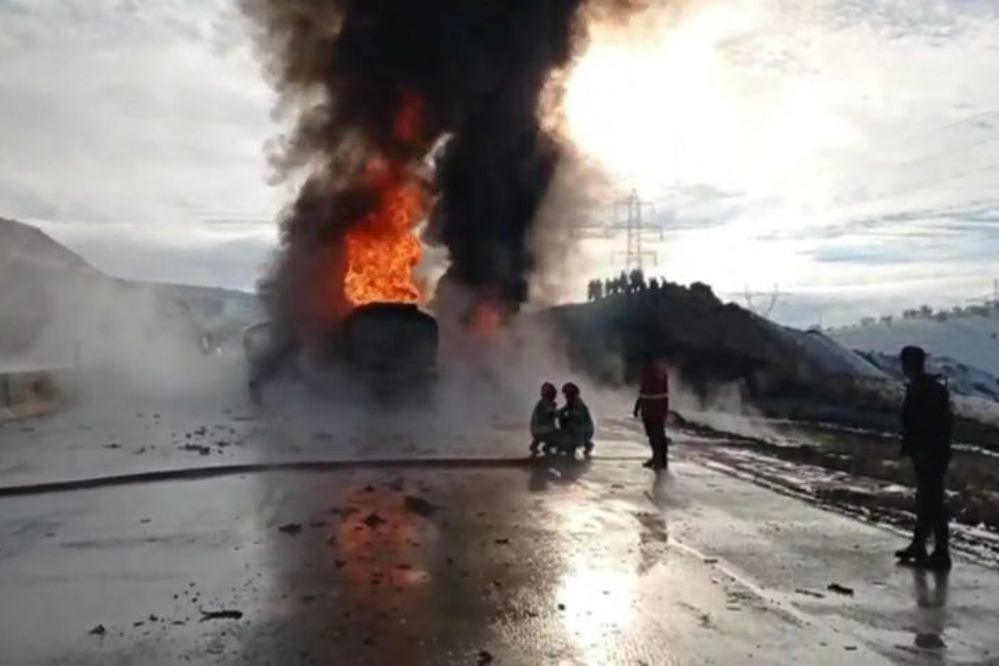 تريلي در محور سبزوار-بردسکن به خاکستر تبديل شد