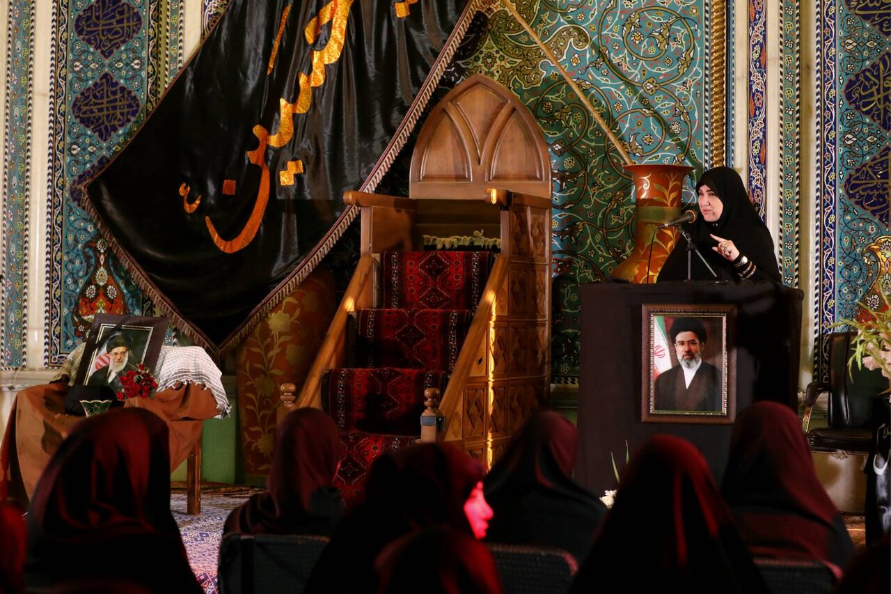 بانوان مسئول، باید بیش از گذشته به تبیین اندیشه های قائد شهید در حوزه زنان اهتمام بورزند