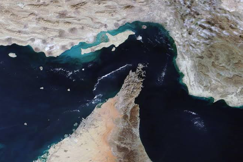 کاهش شدید تردد در تنگه هرمز؛ مسیر حیاتی نفت همچنان محدود است