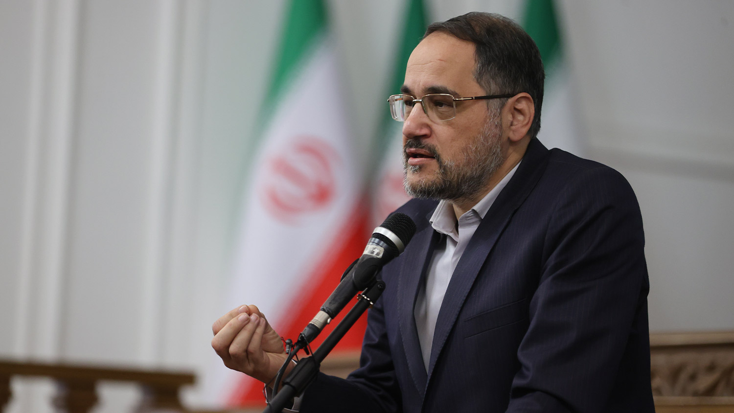 استفاده دشمن از زبان فارسی برای بیان خواسته‌ها مصداق موفقیت جنگ شناختی است/ باید از هیاهوی تفرقه‌انگیز جناحی به سوی صف متحد ملت حرکت کنیم