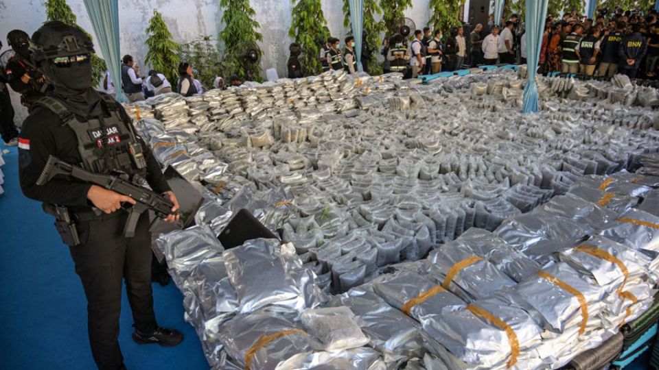 Returning Indonesian migrant worker arrested for smuggling drugs from Malaysia