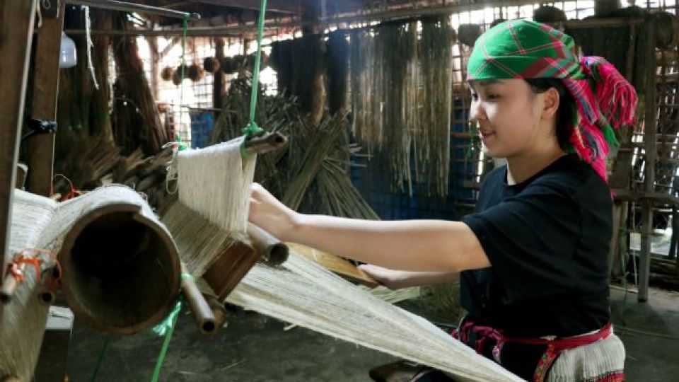 Linen weaving keeps Vietnam’s traditions alive