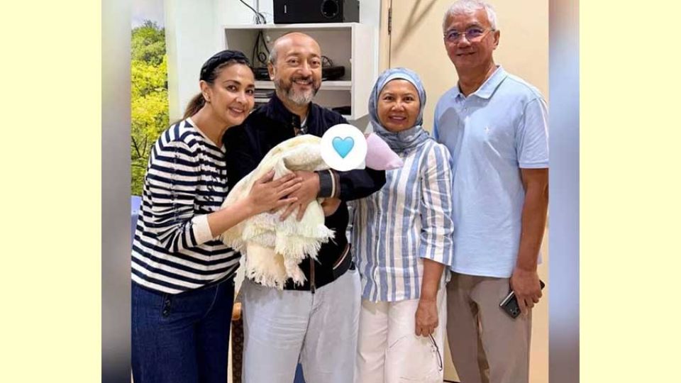 Former Malaysian PM Mahathir welcomes first great-grandchild