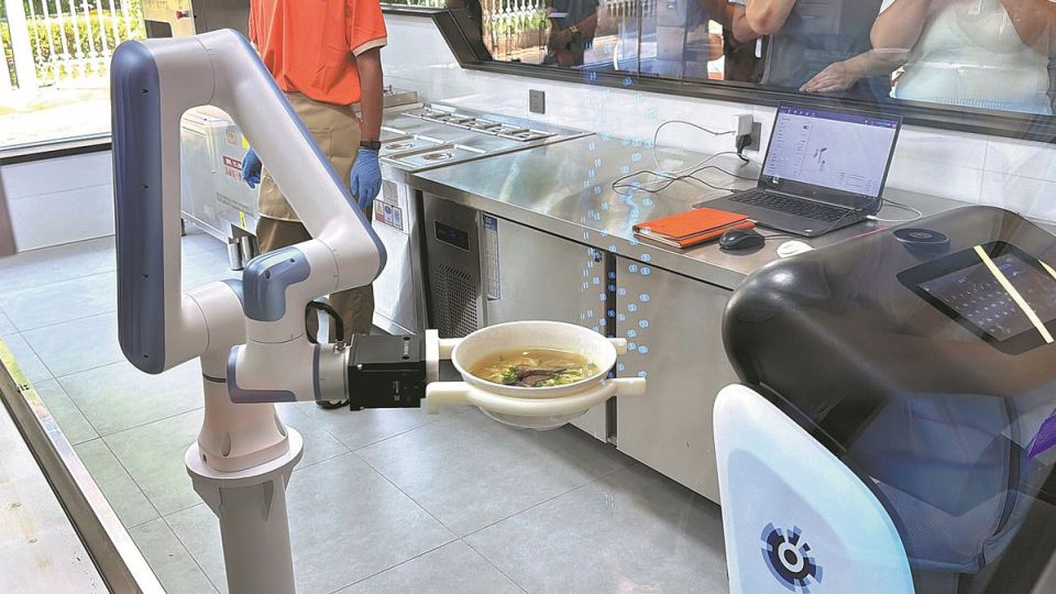 Beijing’s robot noodle restaurant begins trial