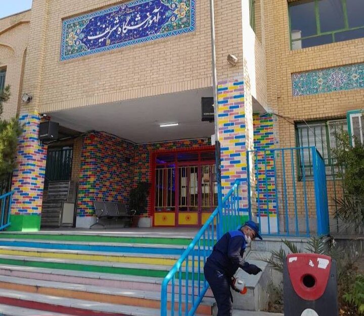عملیات بهداشتی و مقابله با جانوران موذی در محیط‌های آموزشی شمال‌غرب تهران