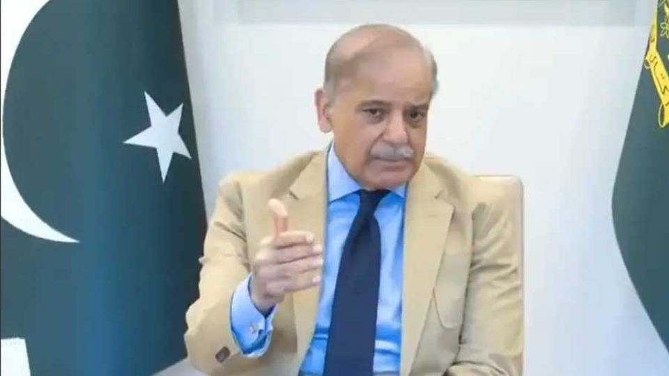 Pakistan PM directs petroleum minister to hold talks with oil refineries for reducing diesel prices