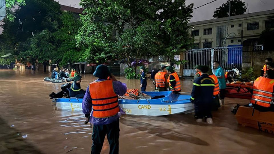Typhoon Narra triggers floods in northern Vietnam