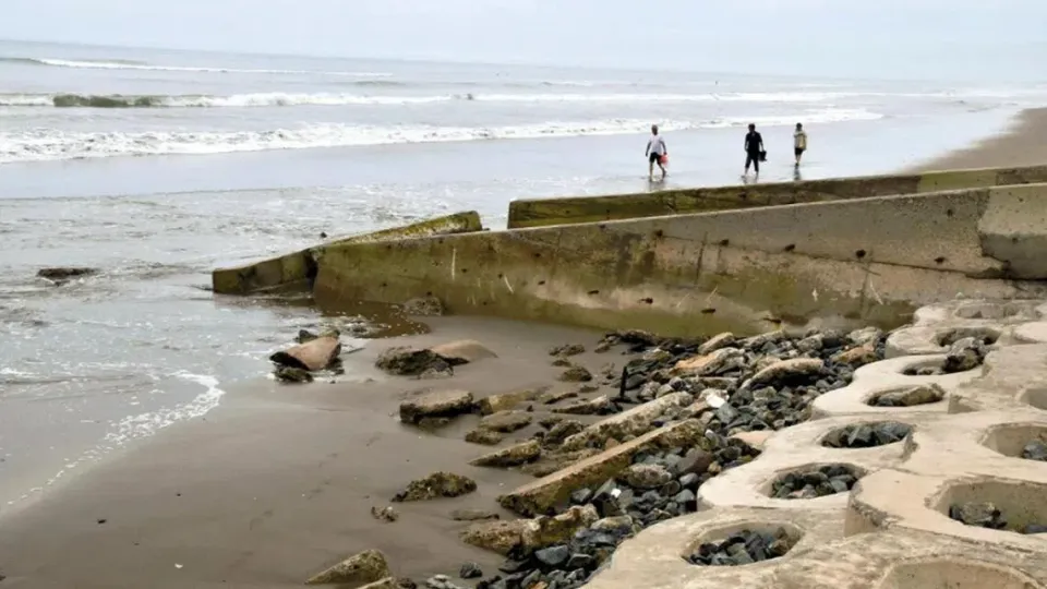 Japan’s beaches are emptying out – and vanishing