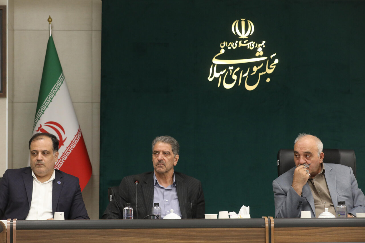 بررسی کارنامه عملکرد دانشگاه‌های ملی مهارت و علمی‌کاربردی؛ راهبرد مجلس برای تبدیل شهرستان‌ها به قطب‌های آموزش مهارتی/ ظرفیت دانشگاه ملی مهارت باید متناسب با افزایش دانش‌آموزان هنرستانی توسعه یابد