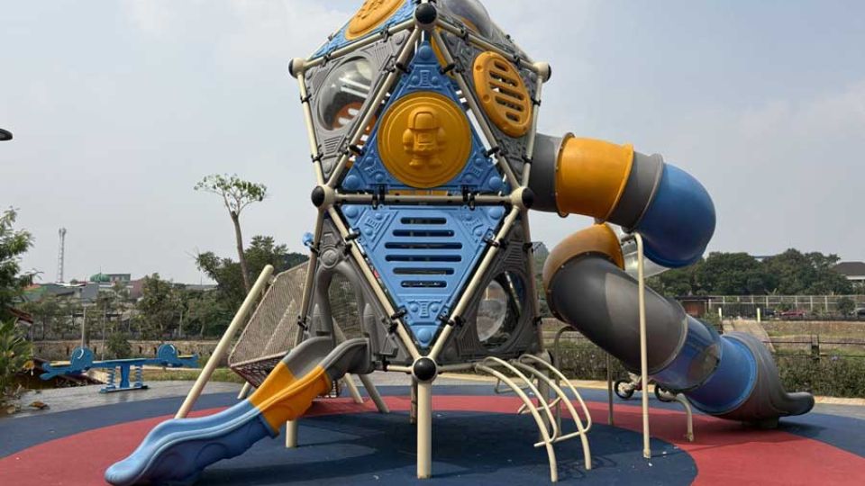 Too hot for Jakarta kids to play outside