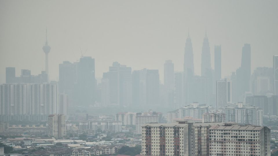Pressure piles on Indonesia to contain wildfire haze