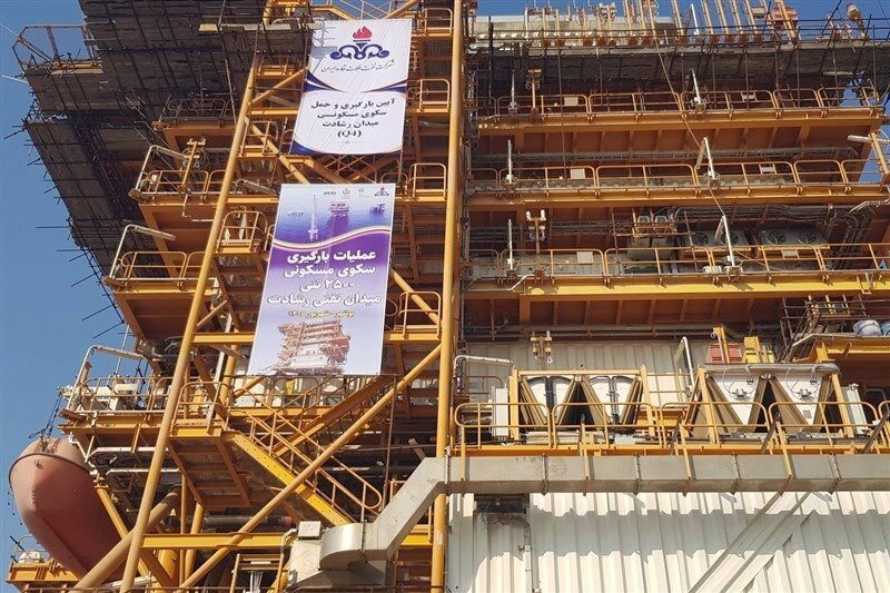 عملیات بارگیری و حمل سکوی مسکونی Q4 میدان نفتی رشادت با وزن 2500 تن آغاز شد