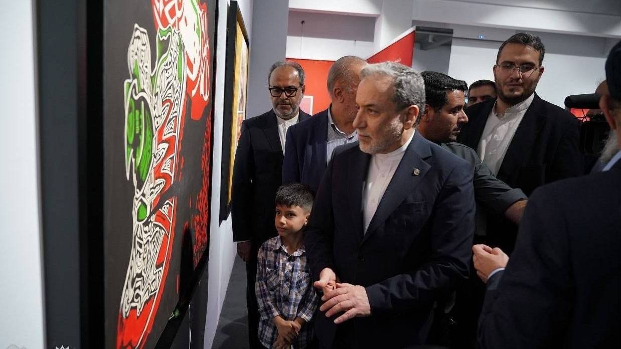 کشور‌های مدعی حقوق بشر به نمایشگاه مدرسه میناب بیایند
