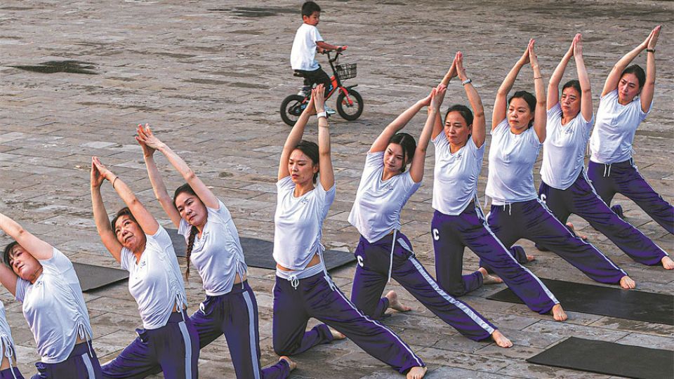 Social media fuels Chinese yoga wear boom