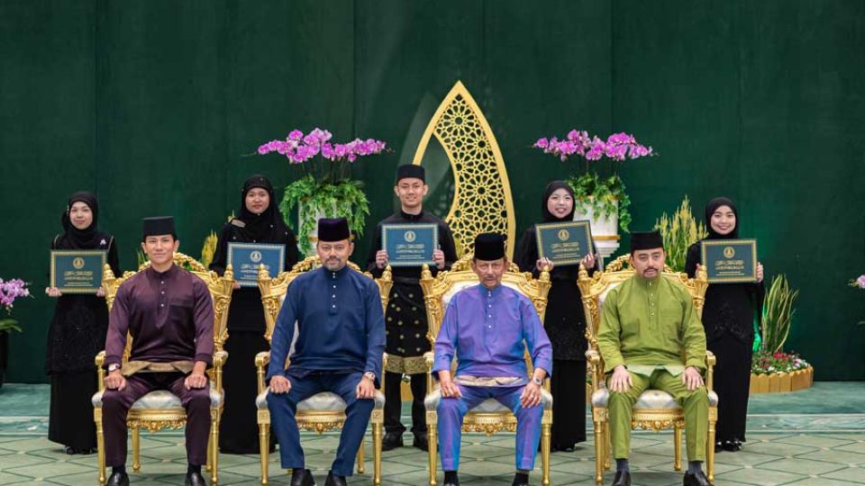 Brunei Sultan awards scholarships to five students