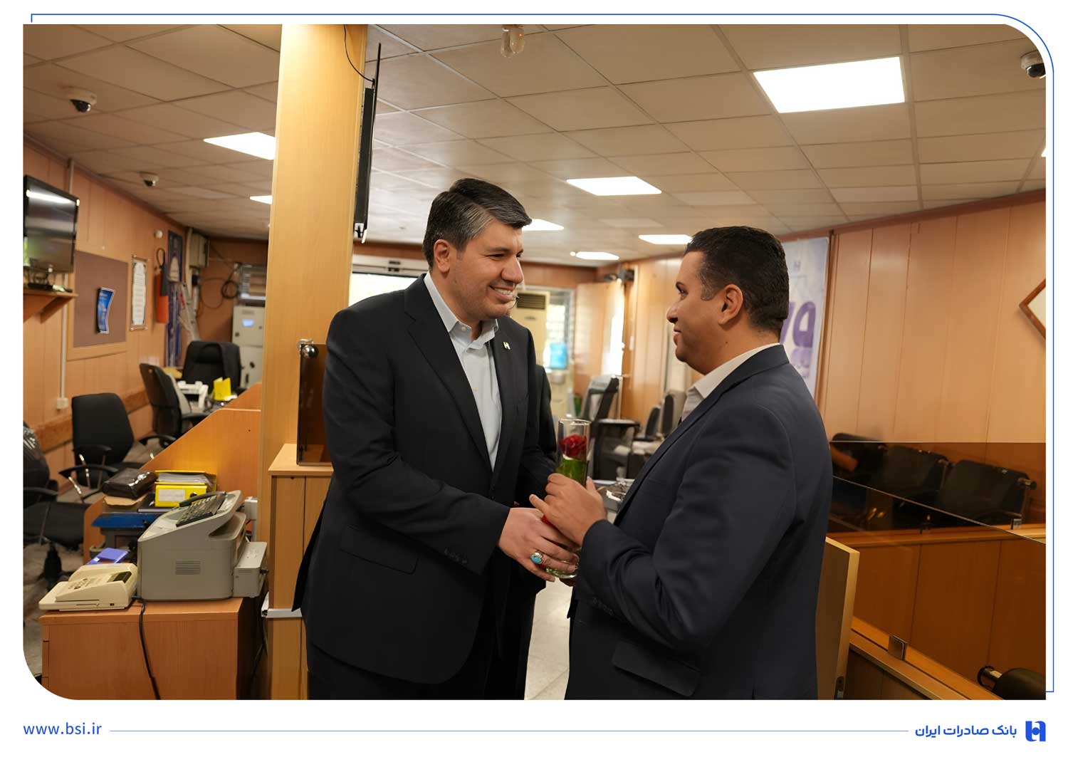 دیدار مدیرعامل بانک صادرات ایران با مشتریان/ بازدید افشین خانی از نقطه آغاز