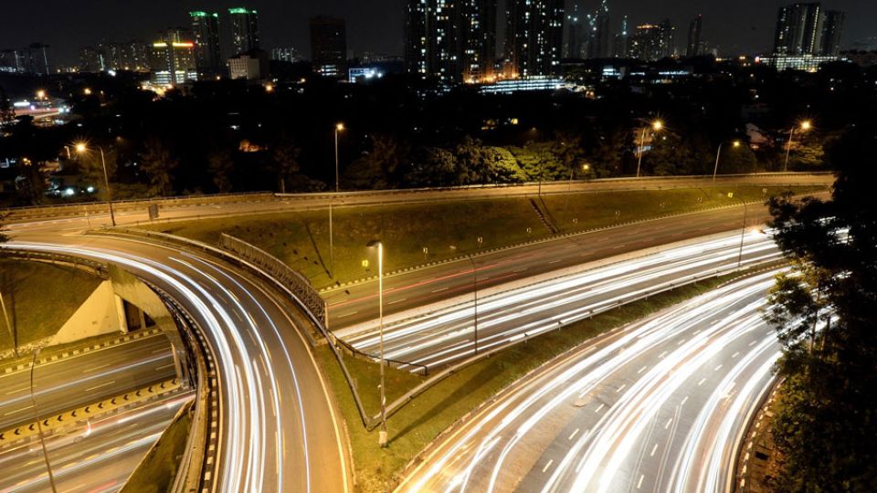 Experts call for total handheld device ban for drivers in Malaysia