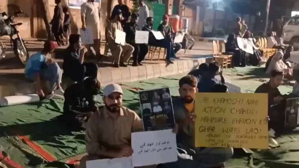 Karachi police briefly detain protesting family members of Pakistani sailors held hostage by Somali pirates