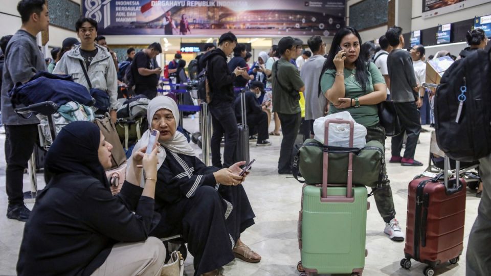 Travellers scramble as ash from Indonesia’s Anak Krakatau exposes gaps in contingency plans