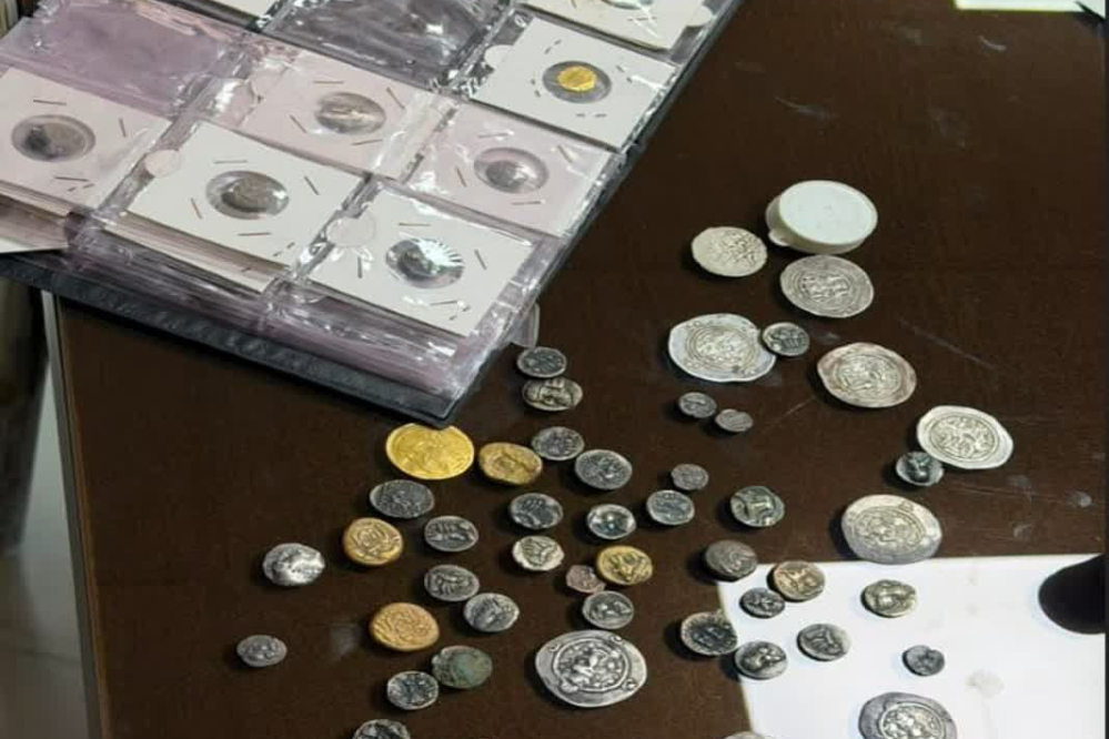 قاچاقچی سکههای تاریخی در شیراز به دام افتاد