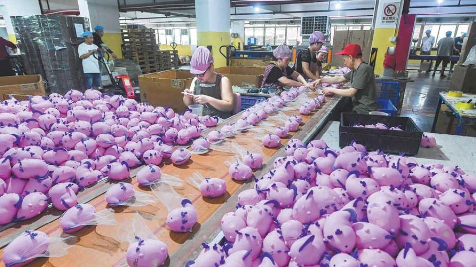 Squeezable toys in China relieve students’, staff stress
