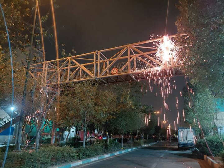جمع‌آوری سازه فرسوده پل عابرپیاده بلوار قیام در منطقه 12