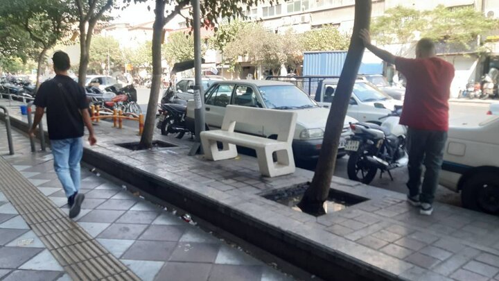 اجرای مبلمان شهری در خیابان جمهوری اسلامی با نصب 91 نیمکت بتنی