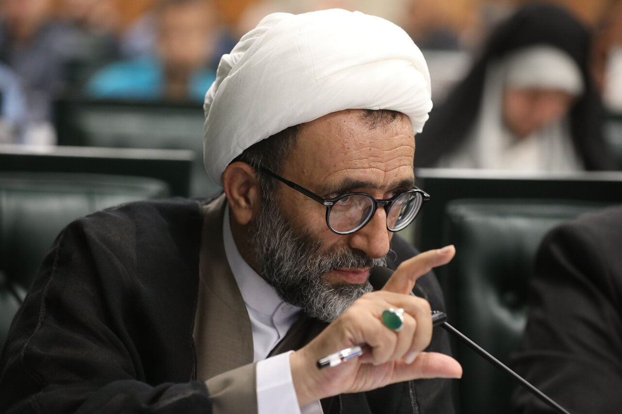 آقای انصاری! یک بار دیگر اصول قانون اساسی و حقوق قانونی مردم را مطالعه کنید/ حاشیه‌سازی‌ها جای پاسخگویی دولت به مجلس و مردم را نمی‌گیرد