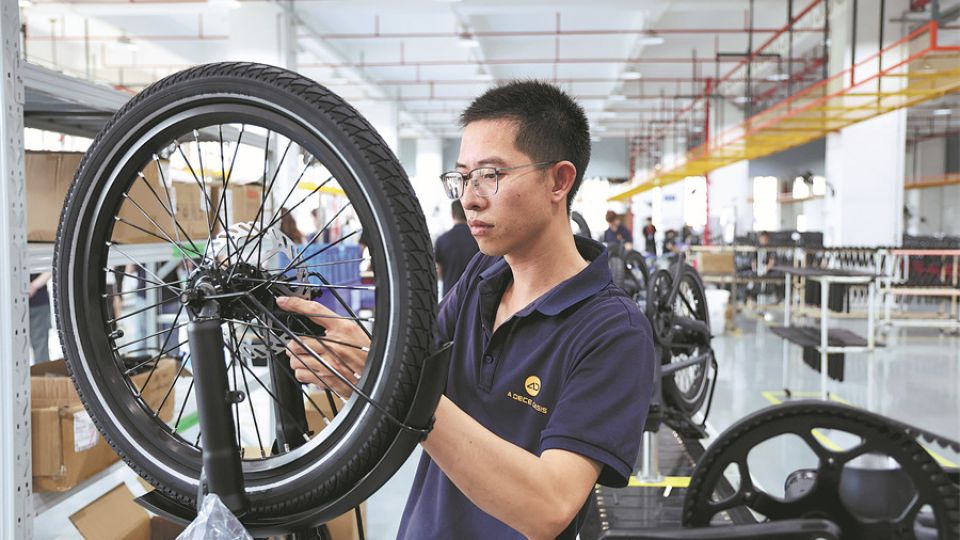 Chinese e-bikes power worldwide shift in urban mobility