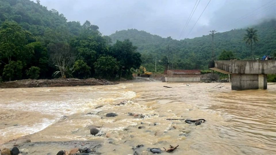 Flooding in Vietnam cuts off hundreds of households, destroys crops