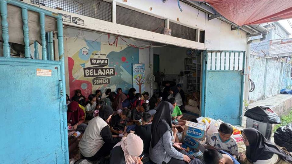 Jakarta’s makeshift classrooms under sweltering threat