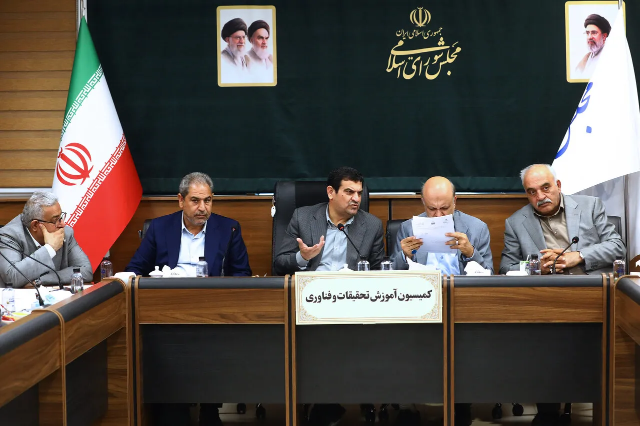 تعهد پزشکان برای خدمت در مناطق کم‌برخوردار اصلاح شد/ کمیسیون آموزش مجلس برای ماندگاری پزشکان در مناطق محروم مشوق تحصیلی تعیین کرد