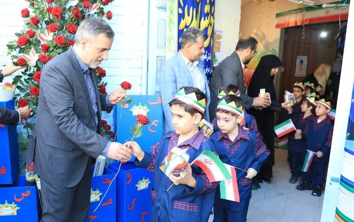 زنگ شکوفهها برای کلاس اولیهای محله ایران توسط شهردار منطقه 12 نواخته شد
